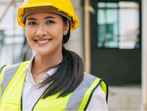 ingeniera con casco amarillo de apucons